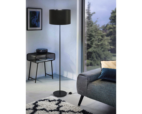 Stojací lampa v obývacím pokoji s odkládacím stolkem a pohovkou