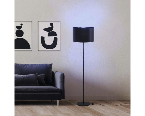 Obývací pokoj s pohovkou, abstraktními obrazy a stojací lampou