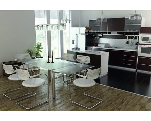 Světlá kuchyně s jídelním stolem a židlemi v moderním designu