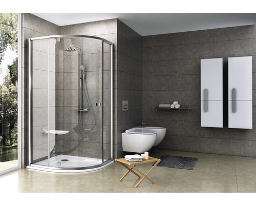 Moderní koupelna se sprchovým koutem, toaletou a umyvadlem