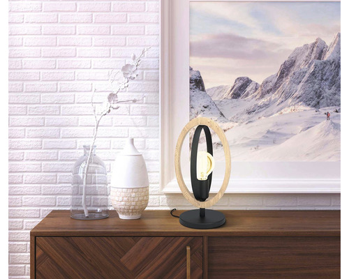 Dekorativní stolní lampa ze dřeva a kovu na příborníku