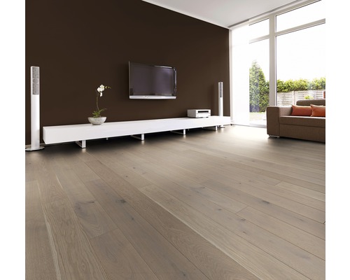 Obývací pokoj s dřevěnou podlahou, televizí a pohovkou