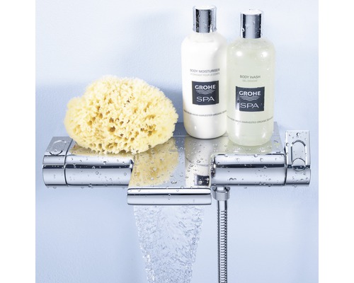 Sprchová armatura s houbou, sprchovým gelem a tělovým mlékem