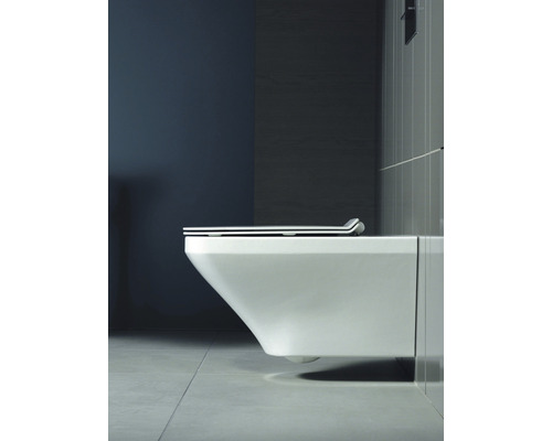 Závěsný záchod v koupelně