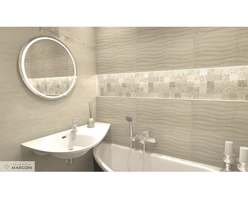 Koupelna s umyvadlem, zrcadlem a obklady s vlnitým vzorem