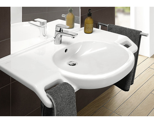 Umyvadlo s baterií a ručníky v koupelně