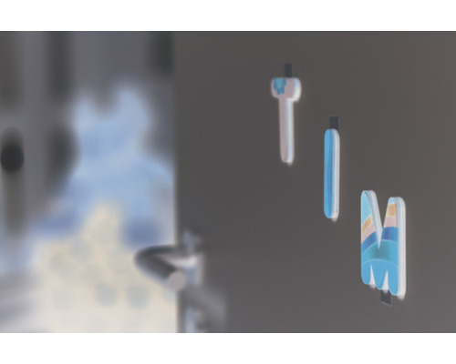 Dekorativní magnetky s písmeny na lednici