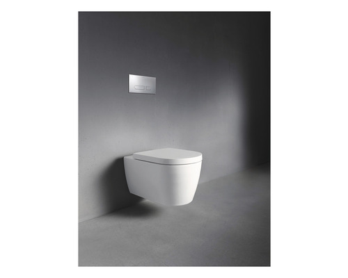 Závěsná toaleta s ovládacím panelem na stěně koupelny