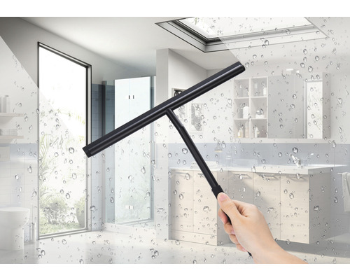 Stěrka na okna před koupelnovými obklady s kapkami vody