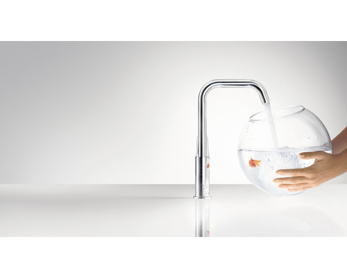 Kuchyňská baterie s proudem vody a akváriem