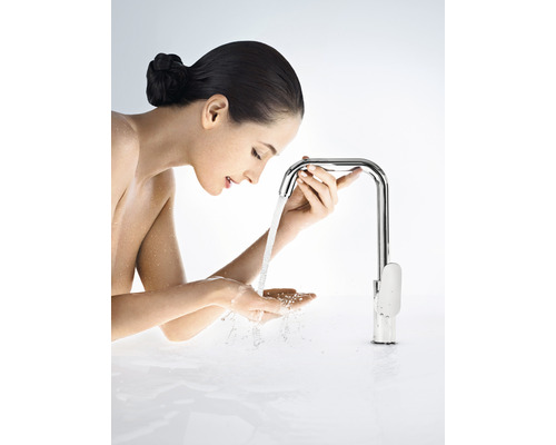 Žena používá baterii s protékající vodou