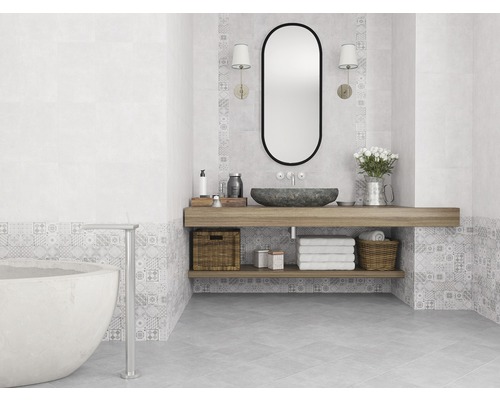 Světlá koupelna s volně stojící vanou, umyvadlem a zrcadlem