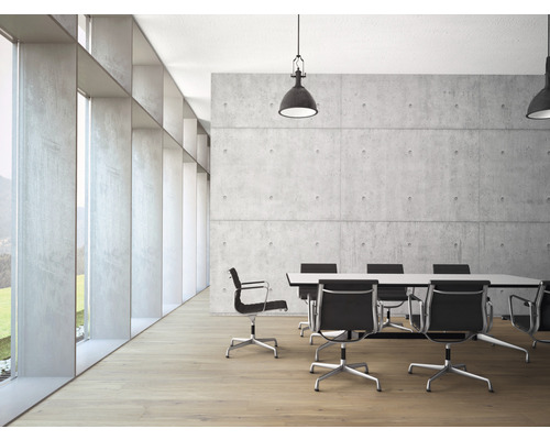 Konferenční místnost s konferenčním stolem, kancelářskými židlemi a betonovou stěnou