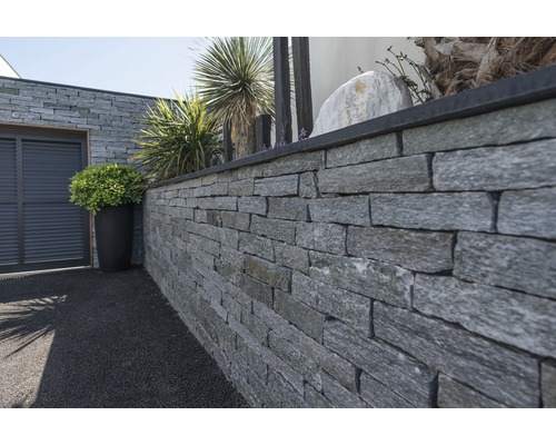 Exteriér s kamennou zdí a okrasnými rostlinami