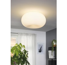 Kulaté stropní svítidlo ze skla v obývacím pokoji