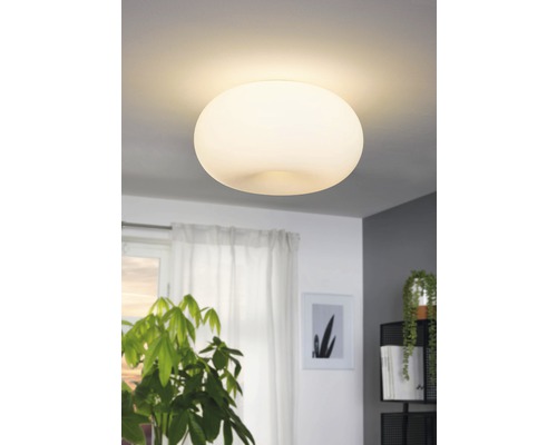 Kulaté stropní svítidlo ze skla v obývacím pokoji