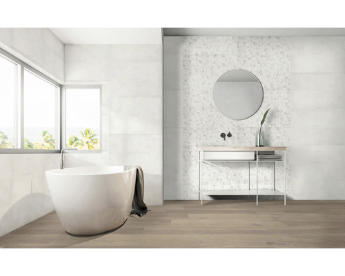 Světlá koupelna s volně stojící vanou, umyvadlem a obklady stěn