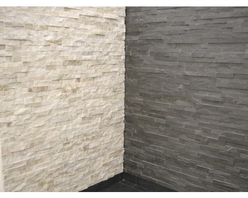 Obklad stěn z bílých a šedých přírodních kamenných pásků