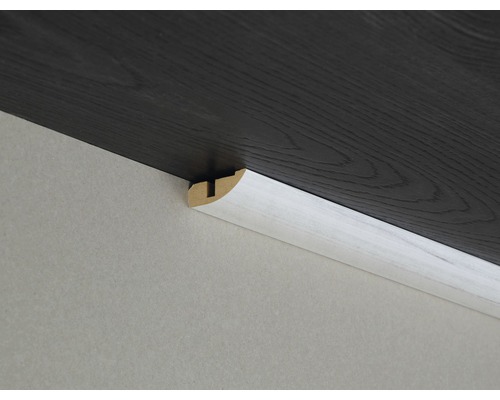 Čtvrtkruhový profil ze dřeva na stropě a stěně