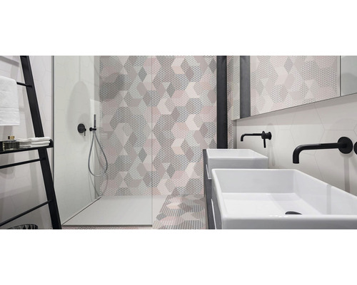 Světlá koupelna se sprchou, umyvadly a žebříkem na ručníky