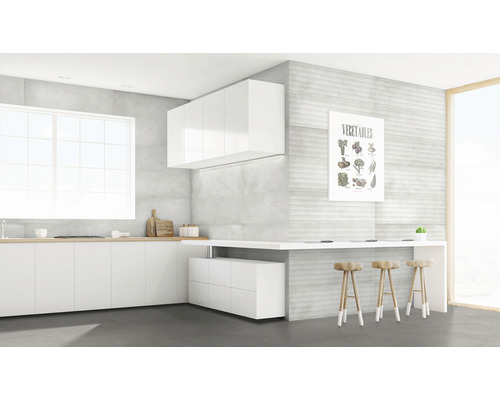 Světlá kuchyně s kuchyňským koutem, stoličkou a obrázkem zeleniny