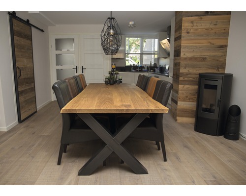 Jídelna s dřevěným stolem, židlemi a kamny na dřevo