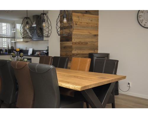 Jídelna s dřevěným jídelním stolem, židlemi a závěsnými svítidly