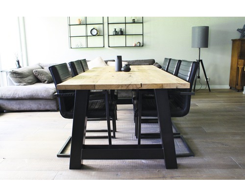 Jídelní stůl s dřevěnou deskou a černými kovovými nohami v jídelně