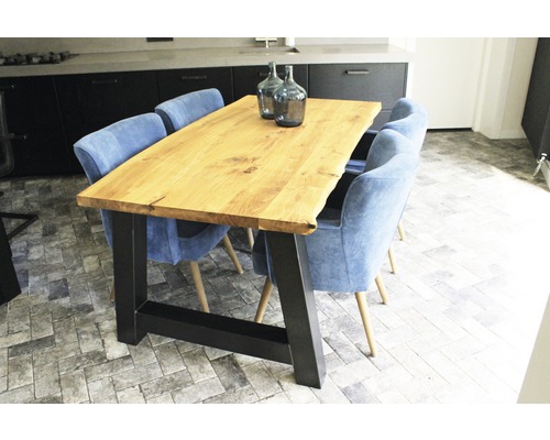 Jídelní stůl s dřevěnou deskou a kovovýma nohama se židlemi v jídelně