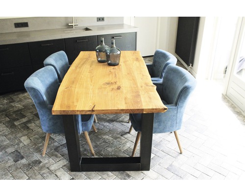 Jídelní stůl s dřevěnou deskou a kovovými nohami obklopený čalouněnými židlemi