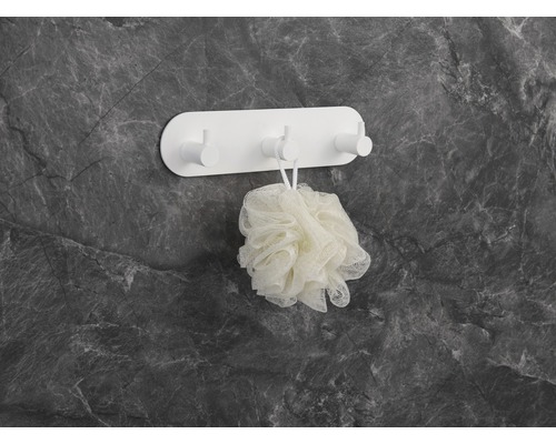 Nástěnná šatní skříň se třemi háčky a koupelovou houbou