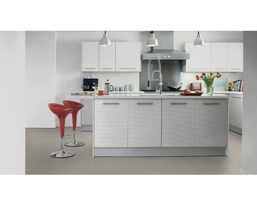 Světlá kuchyně s kuchyňským ostrůvkem, barovými stoličkami a spotřebiči