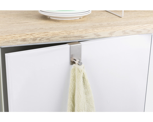 Kovový držák na ručníky na dvířkách skříně s ručníkem