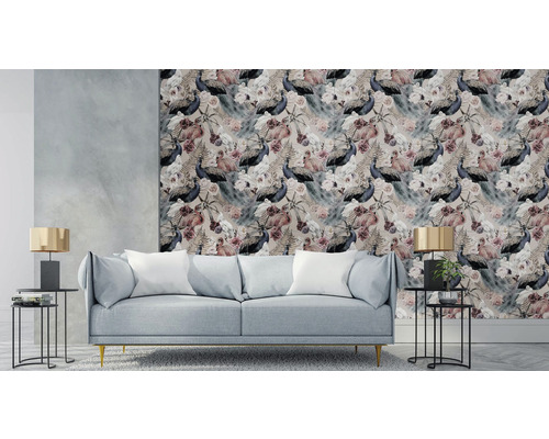 Obývací pokoj s pohovkou a tapetou se vzorem pávů a květin.