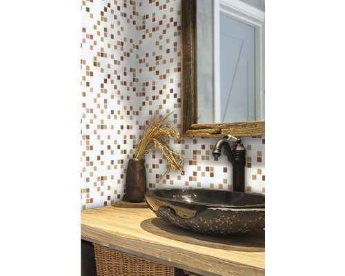 Koupelna s mozaikovými obklady, umyvadlem a zrcadlem ve venkovském stylu