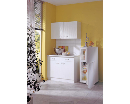 Světlá kuchyňská linka s horními a dolními skříňkami a malou lednicí