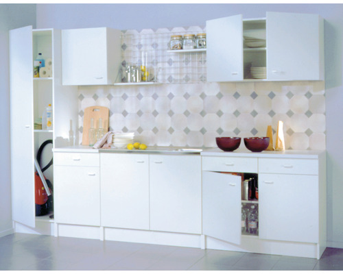 Světlá kuchyně s horními a spodními skříňkami a vysokou nástěnnou skříní.