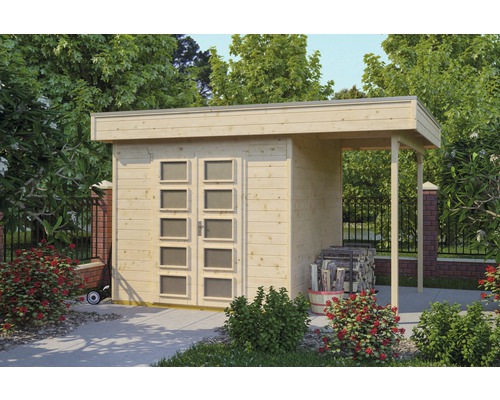 Dřevěný zahradní domek s přístavbou a dveřmi s okny na zahradě.