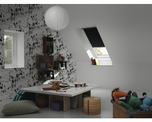 Světly dětský pokoj s střešním oknem, zatemňovací roletou, stolem, židlemi a hračkami
