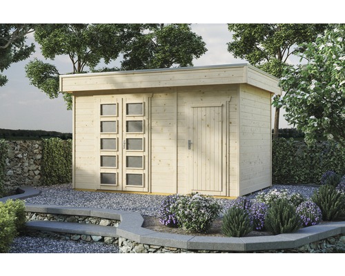 Dřevěný zahradní domek s dveřmi a okny na zahradě