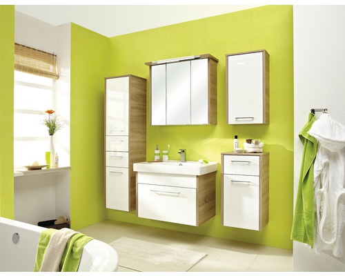 Koupelna s umyvadlem, zrcadlovou skříňkou a vysokou skříní ve světlém provedení