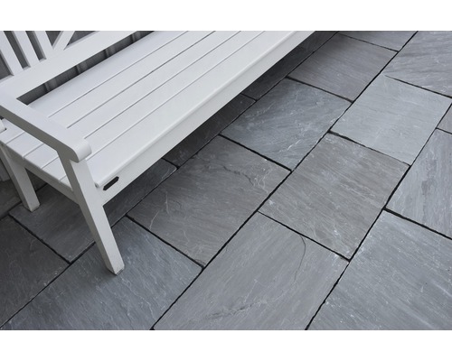 Zahradní lavice na kamenných deskách