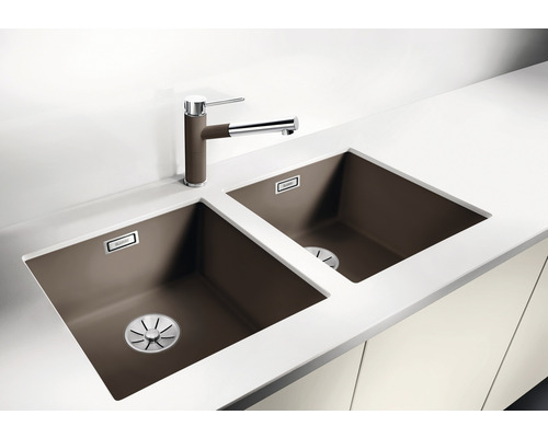 Dvojitý dřez s vodovodní baterií ve světlé kuchyňské desce