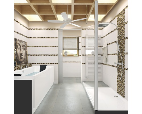 Světlá koupelna s vanou, sprchou a stropním ventilátorem