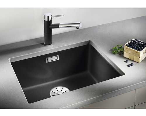 Kamenný kuchyňský dřez s vodovodní baterií a sítkovým košem