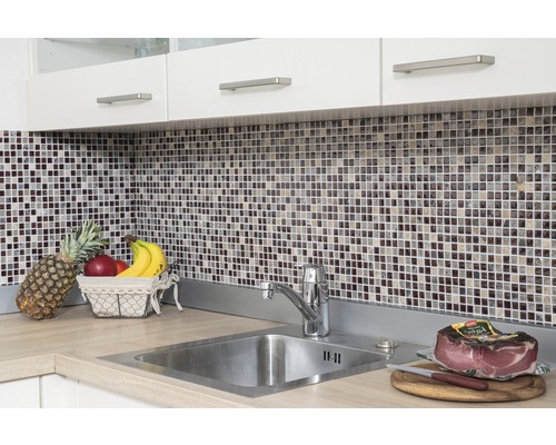 Kuchyňská scéna s mozaikovými obklady, dřezem a potravinami