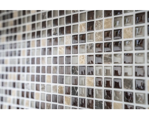 Detail stěny s malými čtvercovými mozaikovými dlaždicemi