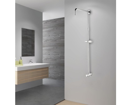 Koupelna s tyčí, skříňkou pod umyvadlo a zrcadlem