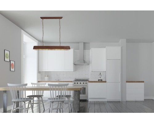 Kuchyně s jídelním stolem a závěsnou lampou