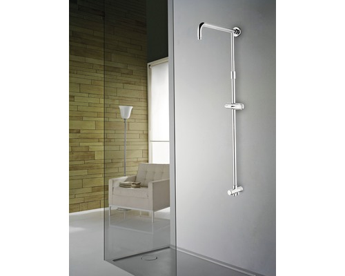 Sprcha s tyčí a ruční sprchou v koupelně